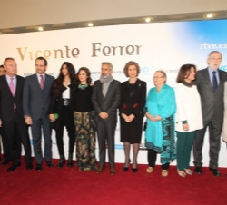 Doña Sofía junto a los actores y autoridades presentes en la Premiere de la película "Vicente Ferrer"